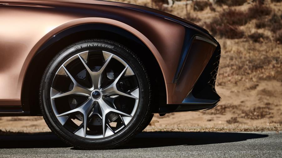 Колеса Lexus LF-1 Limitless 2018 года  (фото 18 из 72)